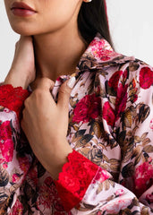 A model in Lotte silk pajama set – stylish women’s sleepwear by LaRosa
closeup